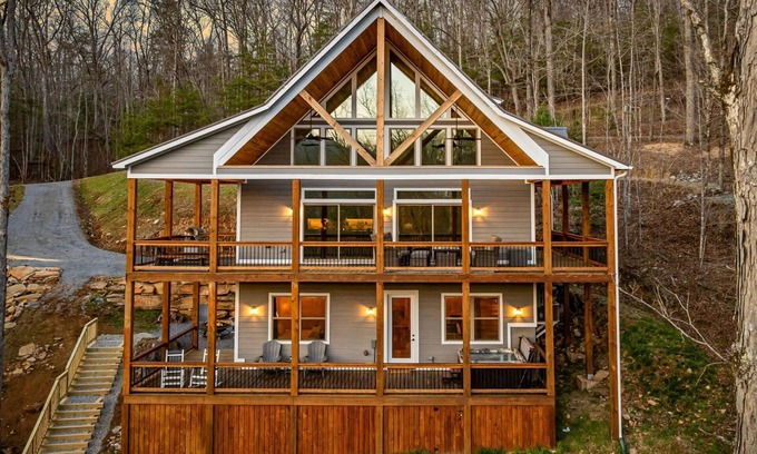 Young Harris House | Whitetail Crick; Creekfront, starlink, hot tub, pool table and theatre room