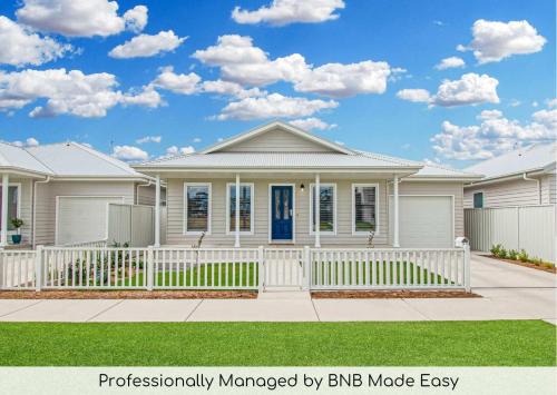 Wagga Wagga House | Whitewood Retreat - Modern Elegance, Serene Stay