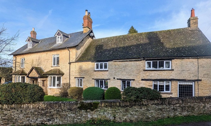 Long Compton Cottage | WHITTINGTON HOUSE, family friendly, with hot tub in Long Compton