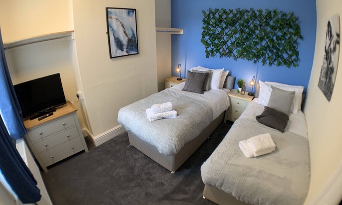 Northampton Apartment | Whitworth Lodge. Sleeps 6 in 3 rooms netflix WIFI