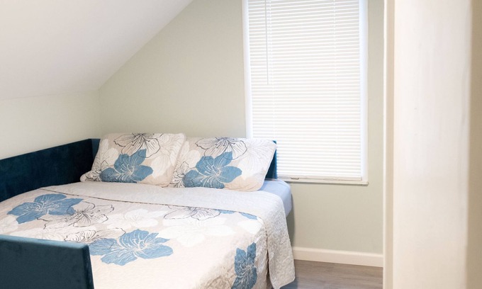 Charlestown House | Whole house 3/2 near restaurants and state park, pets welcome