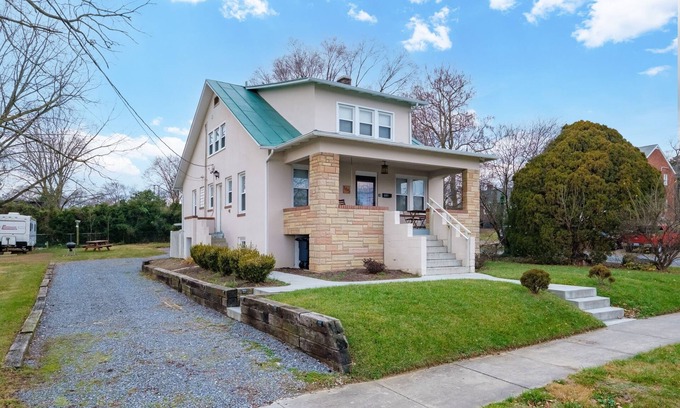 Harrisonburg House | Whole House Sleeps 12