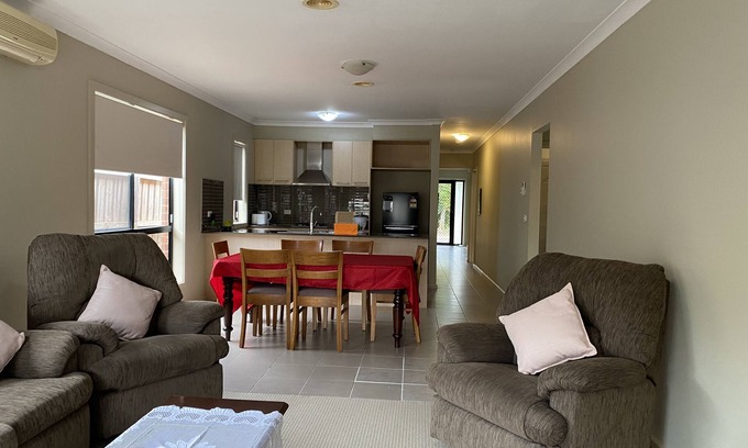 Kurunjang House | Whole House with 4 Queen Beds - Closer to Melbourne Airport - 8 Guests