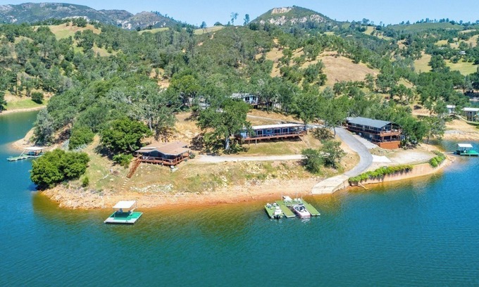 Bradley Cabin | Whole Peninsula (6 houses with 1 studio and 3 boat docks)