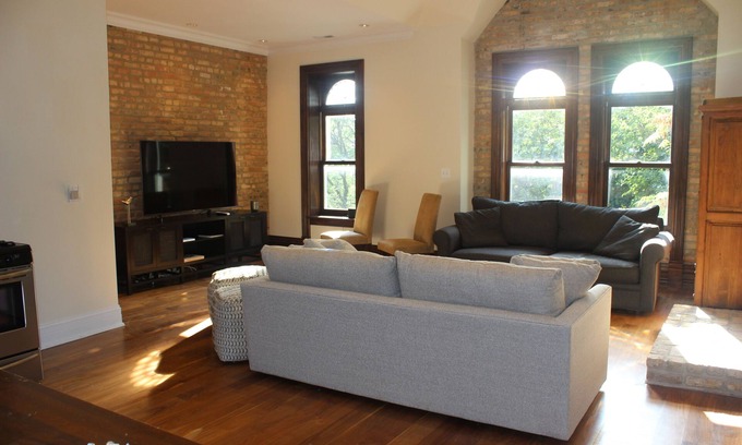 Wicker Park House | Wicker Park 3 Bedroom. Top floor Historic Greystone. Near Damen El Stop.