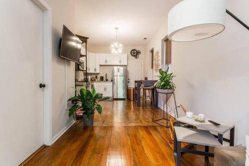 Pulaski Park Apartment | Wicker Park Flat with FREE Early Check-In & Late Checkout