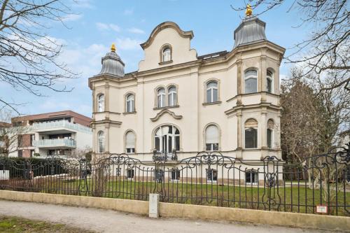 Sudvorstadt-Ost Apartment | Wiener Palais am Großen Garten, Arbeitsplatz, Familie, 7 Pers, Smart-TV