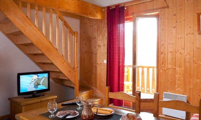 Saint-Sorlin-d'Arves Apartment | Wifi, 200m from ski slopes, fitness, swimming pool, parking, 53m², Saint Sorlin d'Arves