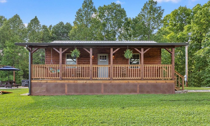 Rogers Cabin | WiFi & Hot Tub - Country Dream - Cabin in Red River Gorge, KY!