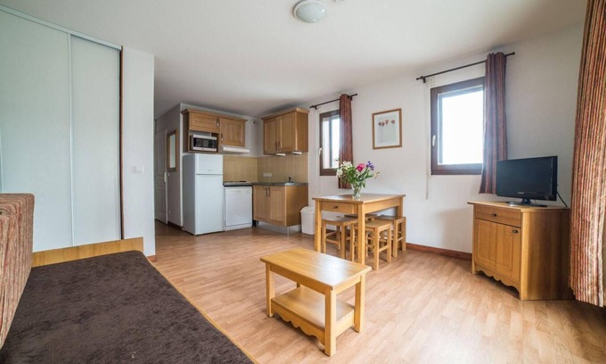 Les Bottieres Apartment | Wifi, ski-in/ski-out & foot of the slopes, fitness, swimming pool, terrace, balcony, parking, tv