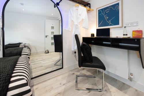 Wigan House | Wigan 4BR Retreat, Full Kitchen & Street Parking