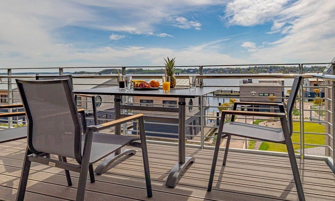 Schleswig Apartment | Wiking-koje 5 - Aufzug, 1. OG, Dusche, TV, Wlan, Balkon, Gartenmöbel, Parkplatz