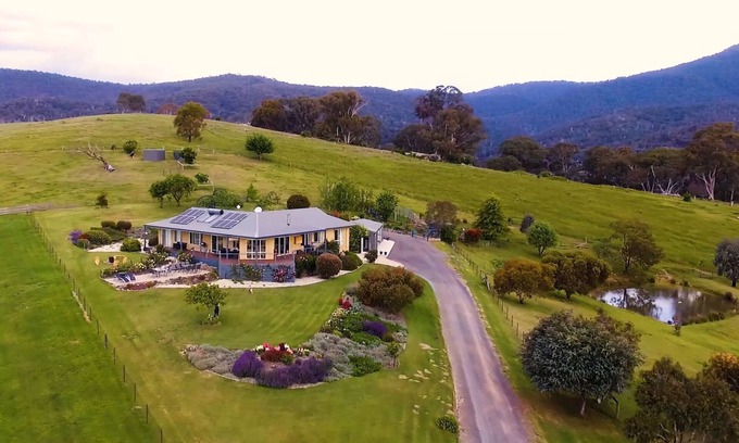 Merrijig House | WILD DOG RISE - sleeps 16 -base MT BULLER Perfect ski Getaway - local discounts