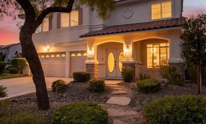 MacDonald Ranch House | ❤️ Wild Grass - Chic 5 BR Vegas Home with Pool