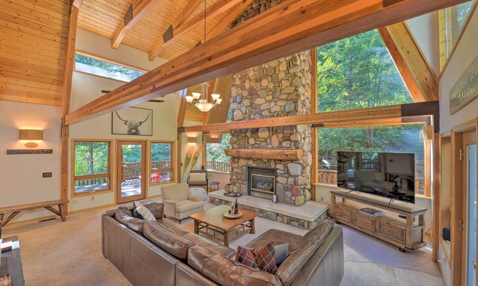 Alpine Cabin | Wild Huckleberry Alpine Cabin: Fireplace & Deck!