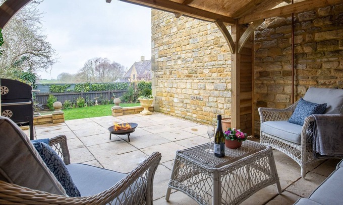 Great Wolford Cottage | Wild Pear Cottage - sleeps 6 guests in 3 bedrooms