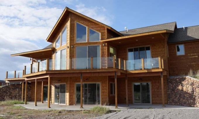 Emigrant House | Wild Rose River Level Apartment With Private Acre Pond