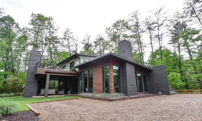 Helen Villa | WILDBLUME-New Modern Private Home w/Hot Tub, Pool Table
