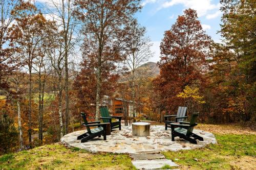 Young Harris House | Wildcat Modern - 2br Firepit, Deck Dog Friendly