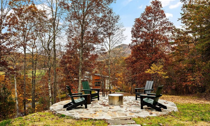 Young Harris Cabin | Wildcat Modern is a 2BR/2BA mountain retreat blending sleek design with cozy autumn charm. Enjoy a full kitchen, stylish interiors, ensuite bedrooms, an expansive deck, and a stone firepit perfect for crisp nights under changing leaves.