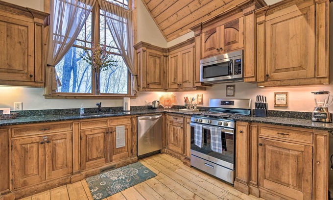 Franklin Cabin | 'Wildflower' Luxury Cabin w/Hot Tub & Views!