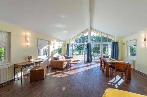Muritz House | Wildgans - Stilvolles Ferienhaus mit Terrasse, Seeblick & Naturidylle am Loppiner See
