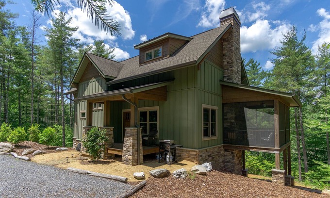 Nebo House | Wildside Retreat | Lakeside Luxury with Gas Grill, Screened Porch & Fire Pit!