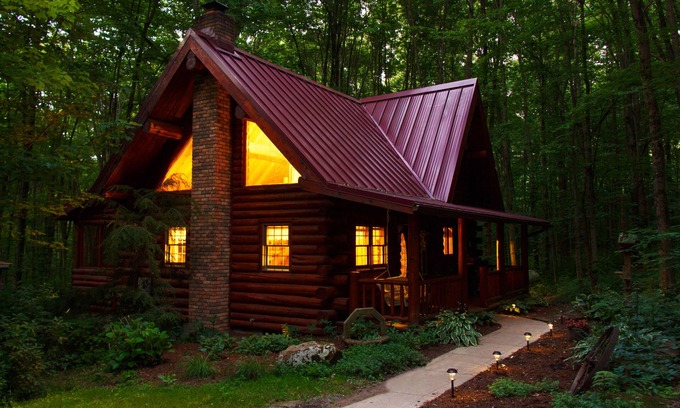 New Philadelphia Cabin | Wildwood Hill Cabin. Secluded in Woods. Hot Tub