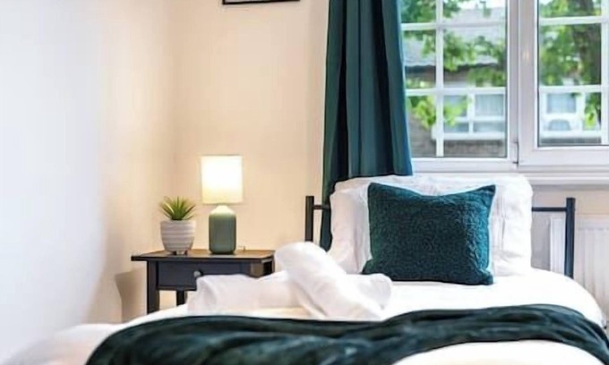 Custom House House | Wilkinson's Home, Great for Contractors, Free parking, Near London Excel