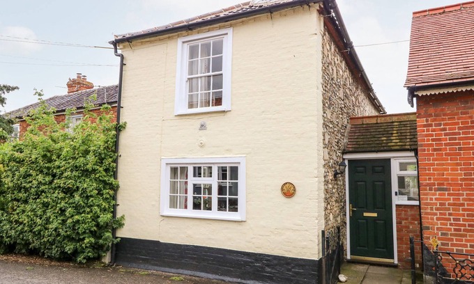 Metfield House | WILLIAM COTTAGE, pet friendly, character holiday cottage in Metfield