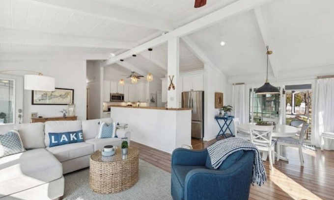 Williams Bay House | Williams Bay Hilltop Home