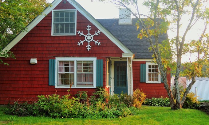Westmore Cottage | Willoughby Dreaming: Timeless Waterfront Cottage - Dock & Boat Lift