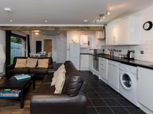 Wootton Bridge House | Willow Barn - Fernhill Farm