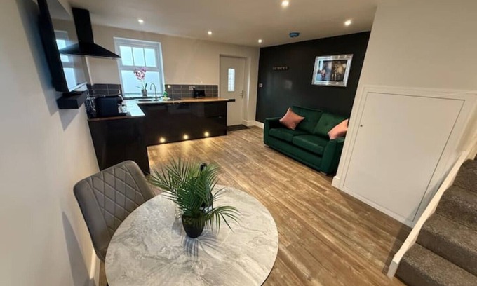 Nantwich House | Willow Barn - Nantwich with Hot Tub