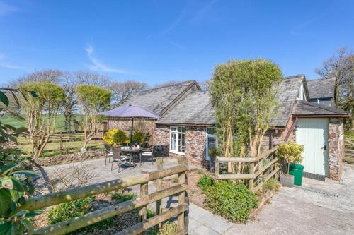 Whitstone House | Willow Cottage - Bennetts Court