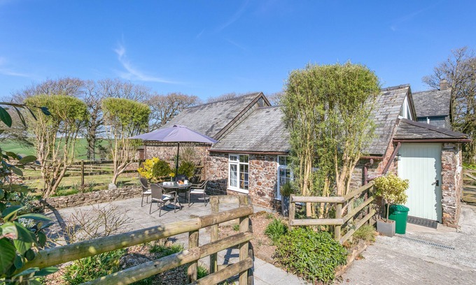 Whitstone House | Willow Cottage - Bennetts Court