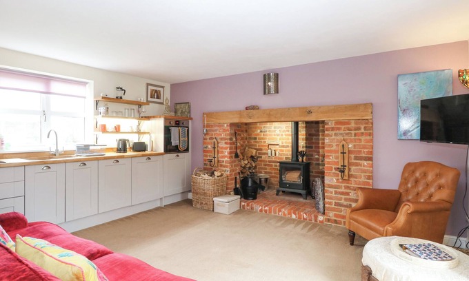 Hickling Cottage | WILLOW COTTAGE, romantic, character holiday cottage in Catsfield