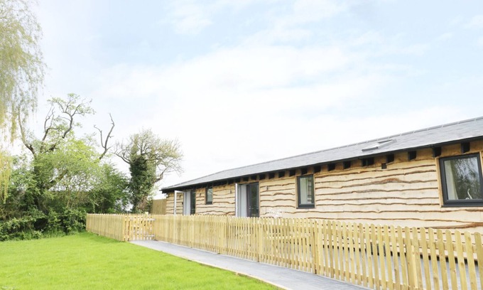 Cleeve Prior Cottage | WILLOW LODGE, pet friendly, with a garden in Cleeve Prior