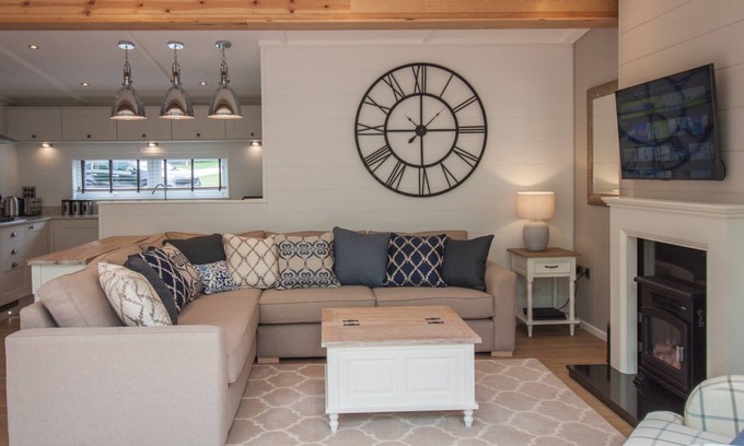 Pickering Ski Chalet | Willow Lodge | sleeps 4 - Hot Tub, Dog Friendly - 5* Gold Award