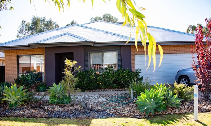 Yarrawonga House | Willow's Place overlooking The Black Bull Golf Course Yarrawonga