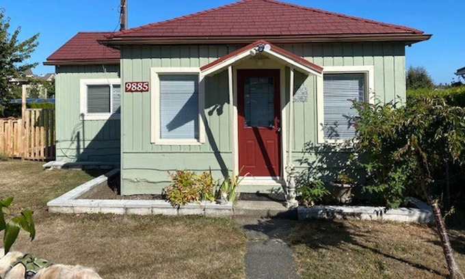 Chemainus Cottage | Willow Street Lavender Cottage in Old Chemanius