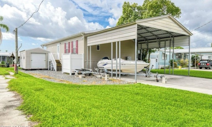 Welaka House | Willow & Water “Where calm meets the current”