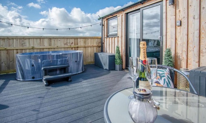 Saundersfoot Ski Chalet | Willows Rest - 1 Bed Shepherds Hut - Pentlepoir