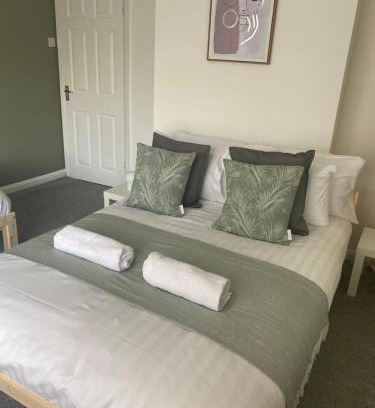 Newcastle-upon-Tyne House | Wilton - Perfect Home for Contractors Private Large Drive