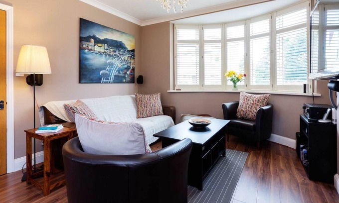 Earlsfield House | Wimbledon Park House, by Veeve