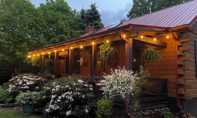 Blowing Rock Cabin | Wind Song: Charming Log Cabin In a Private Neighborhood. 10 Min From Downtown BR