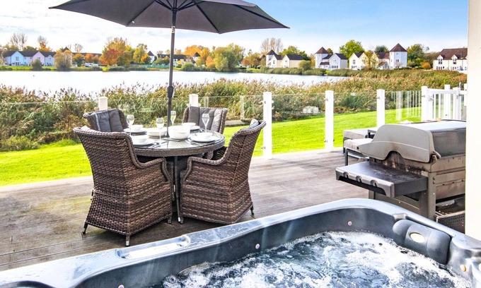 South Cerney House | Windrush Lake 66, Sun Kissed Lodge