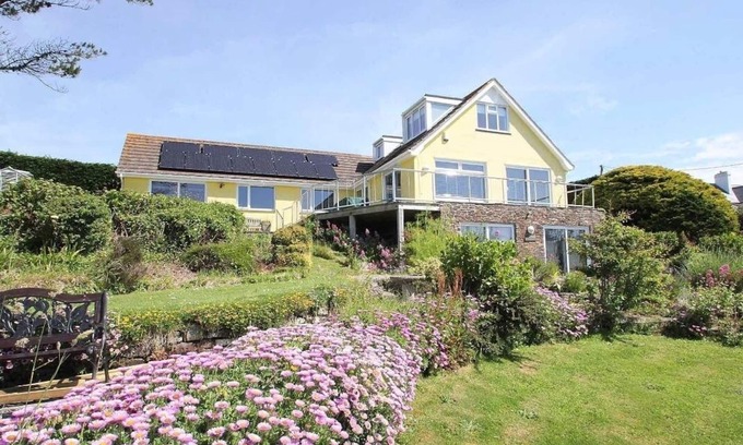 Trenance House | WINDRUSH, pet friendly, country holiday cottage in Newquay