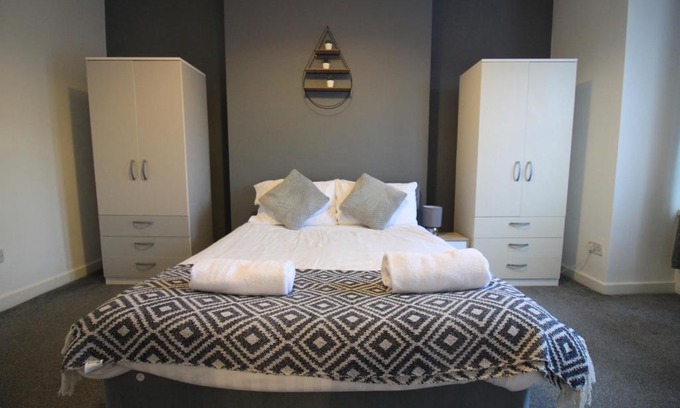 Gateshead Apartment | Windsor Apartment - Long Stay Savings - Business - Free Parking