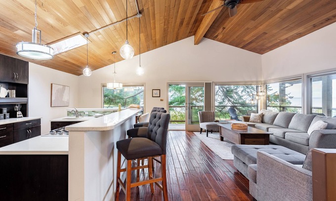 Clinton House | Windswept by AvantStay | Water Views, Covered Deck, Walk to the Beach